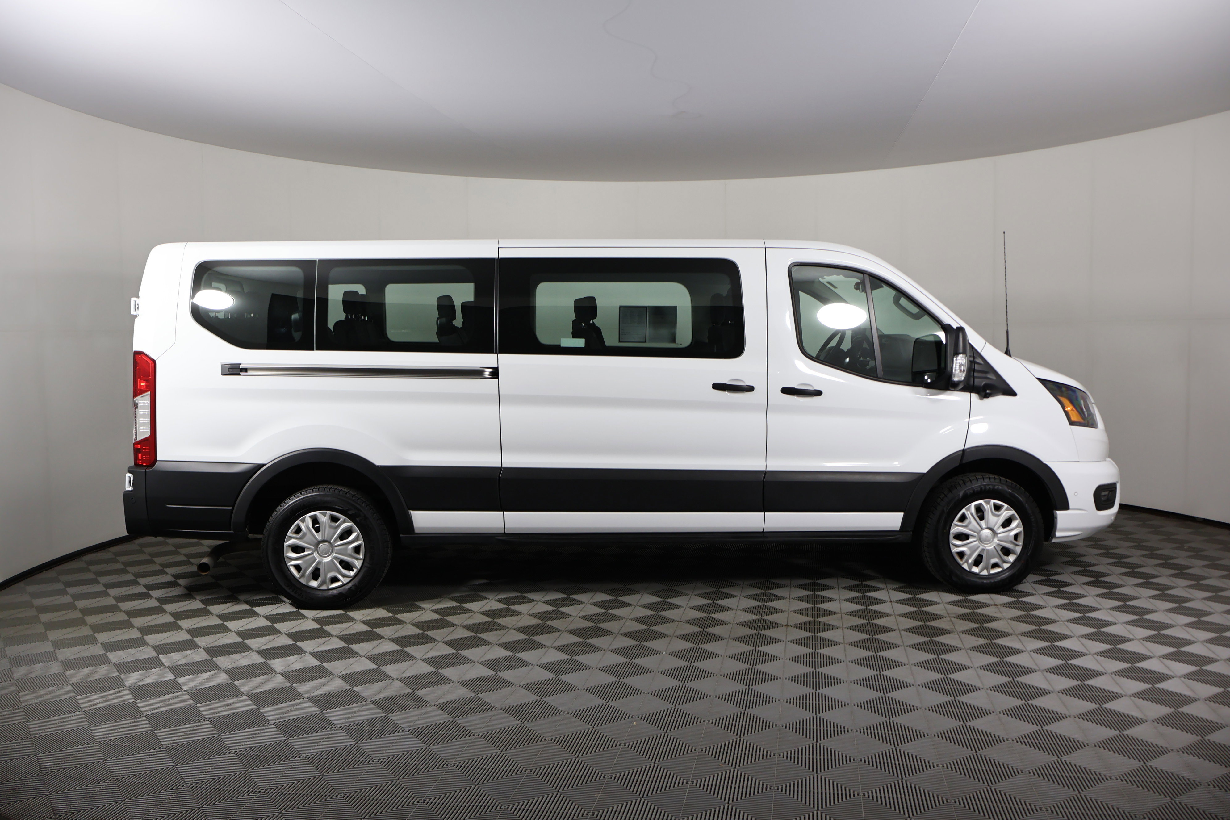 Used 2023 Ford Transit 350 XLT image 5