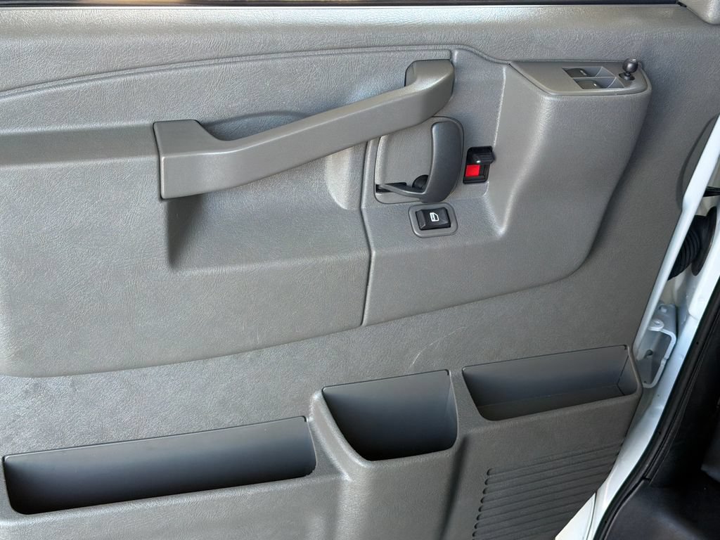 Used 2025 Chevrolet Express 3500 LS RWD image 3