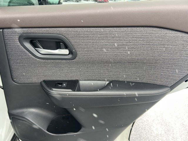 Used 2023 Nissan Rogue SV image 29