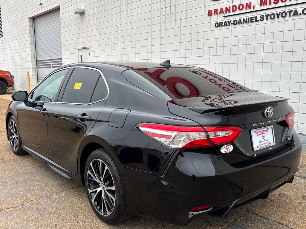Used 2020 Toyota Camry SE image 3