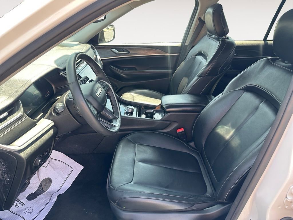 Used 2023 Jeep Grand Cherokee Limited w/ Luxury Tech Group II RWD image 6