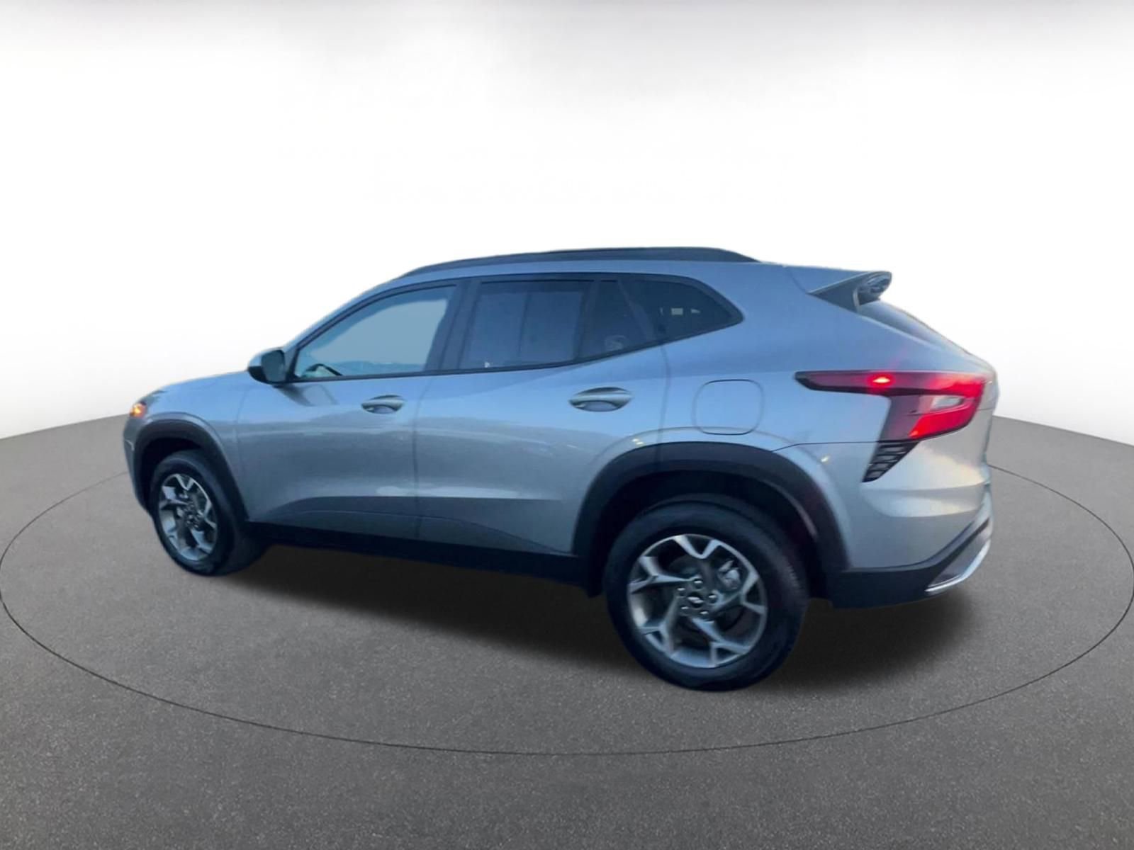 Used 2025 Chevrolet Trax LT w/ LT Convenience Package image 10