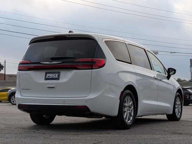 Used 2025 Chrysler Pacifica Select image 5