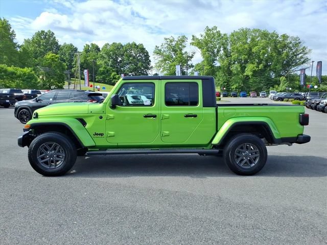 Used 2025 Jeep Gladiator Sport AWD/4WD image 9