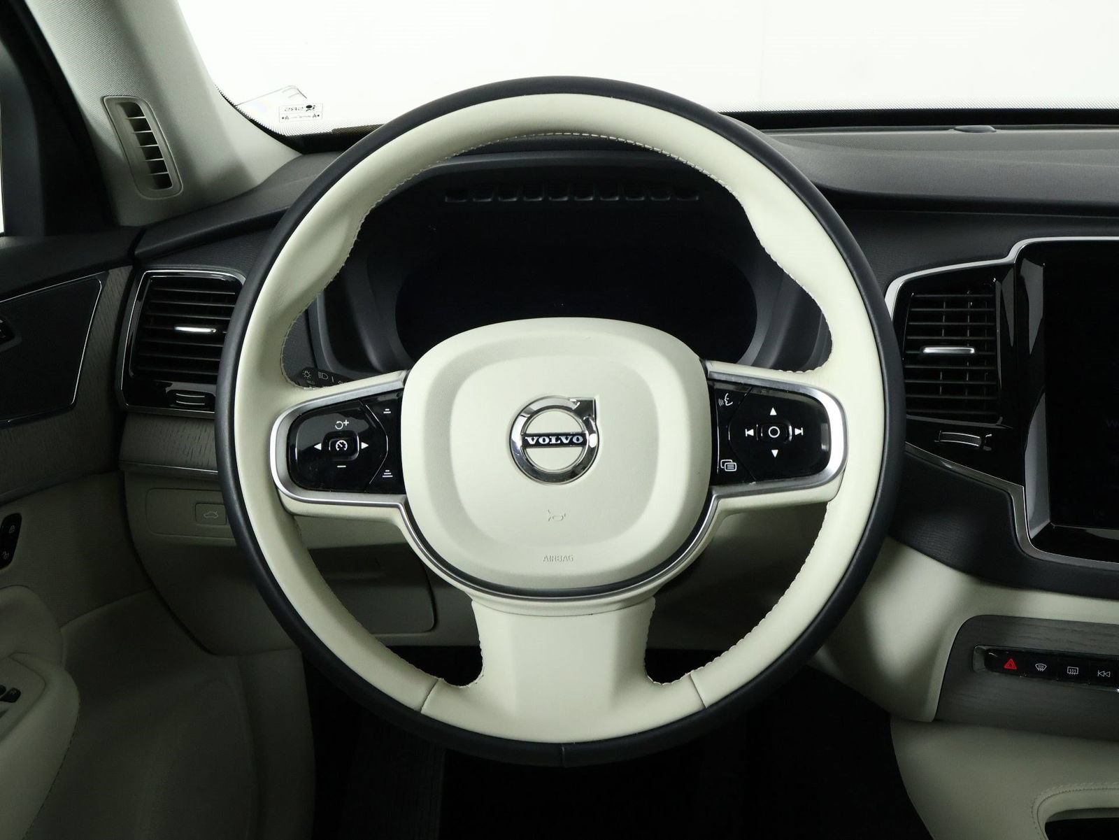 Certified 2025 Volvo XC90 T8 Plus w/ Protection Package Premier AWD/4WD image 8