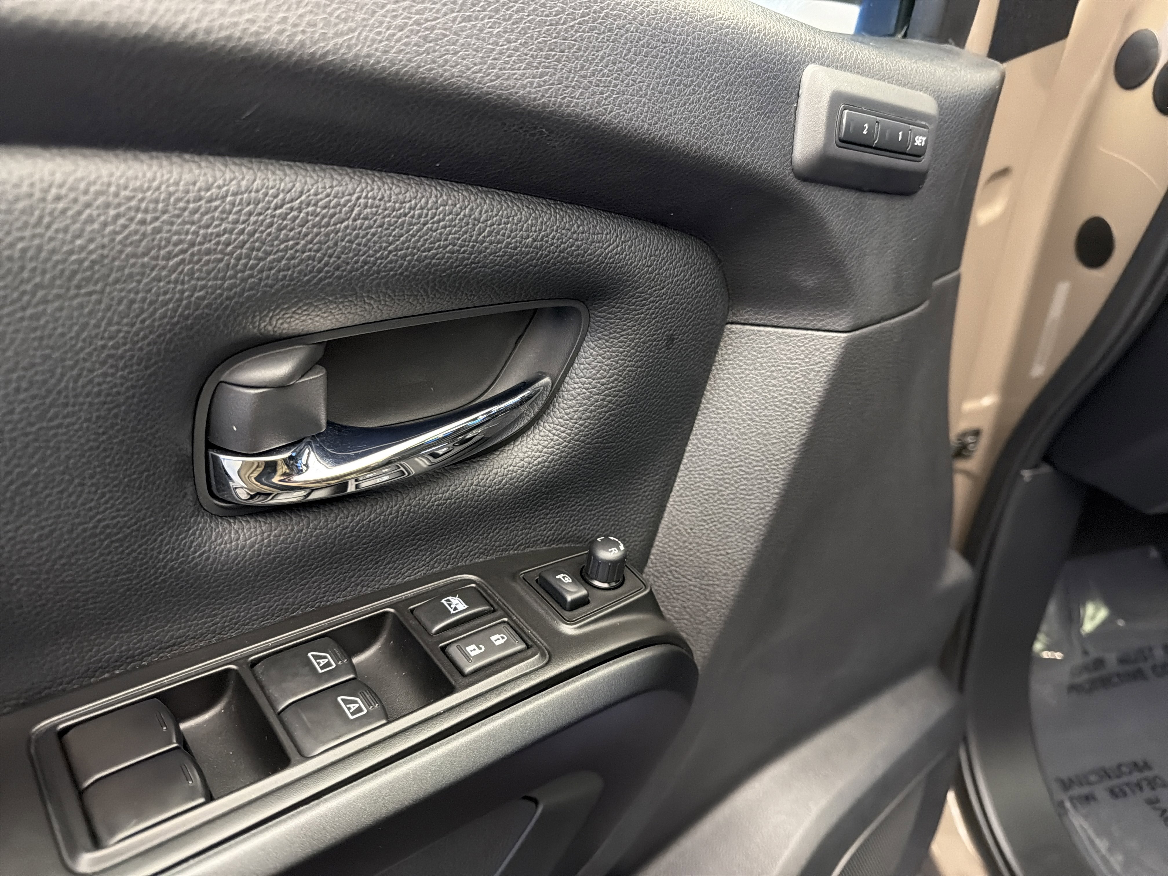 Used 2023 Nissan Titan PRO-4X w/ Pro-4x Convenience Package image 11