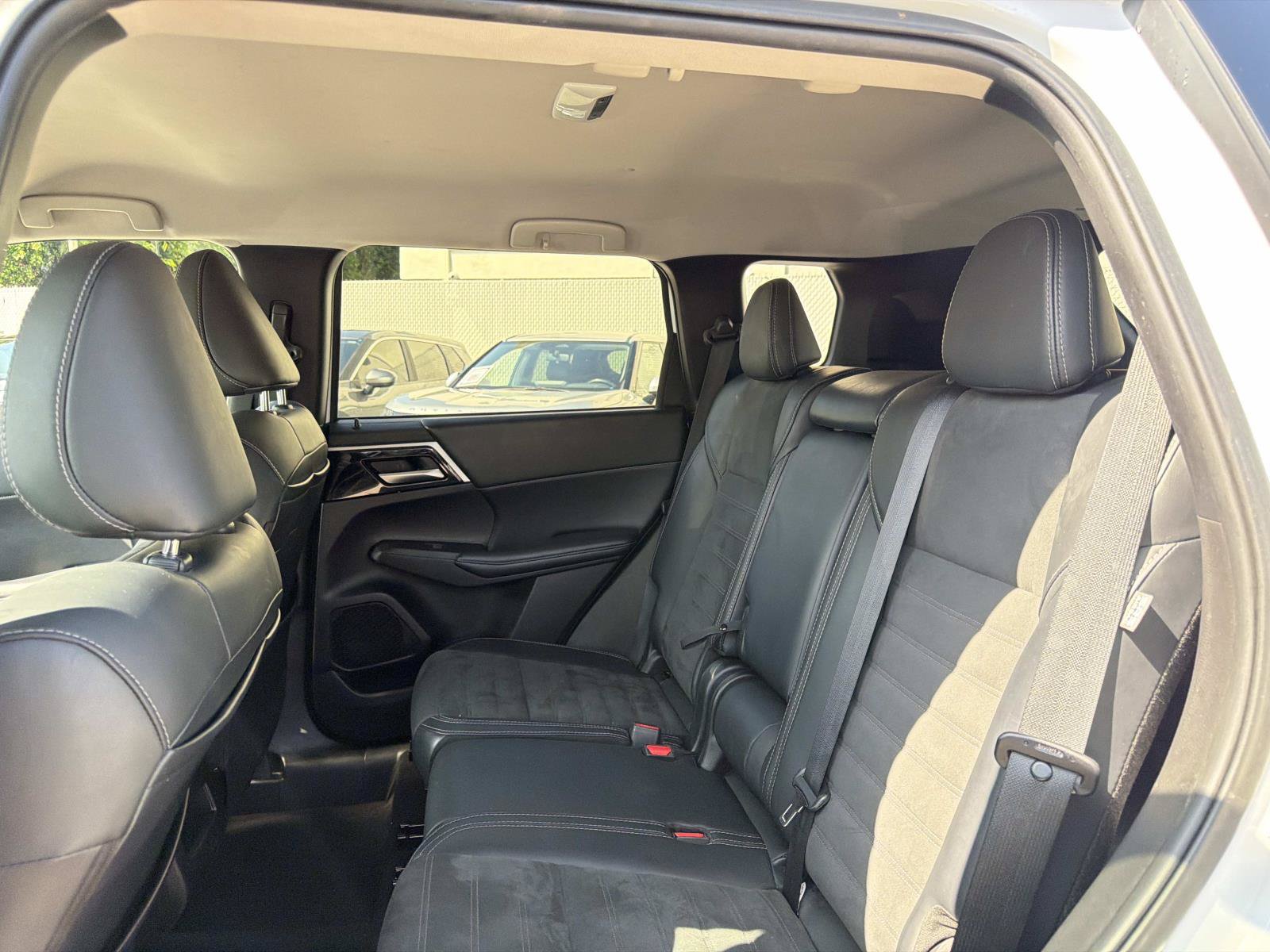Used 2024 Mitsubishi Outlander AWD image 15