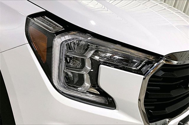 Used 2023 GMC Terrain SLE image 4