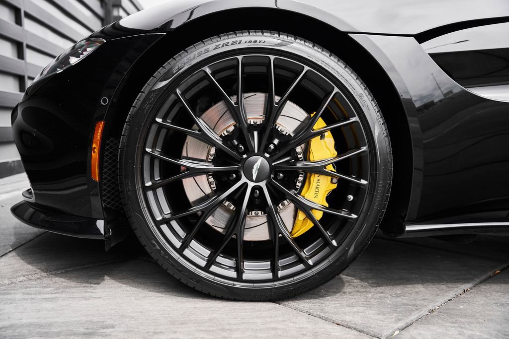 Used 2023 Aston Martin V8 Vantage Coupe image 3