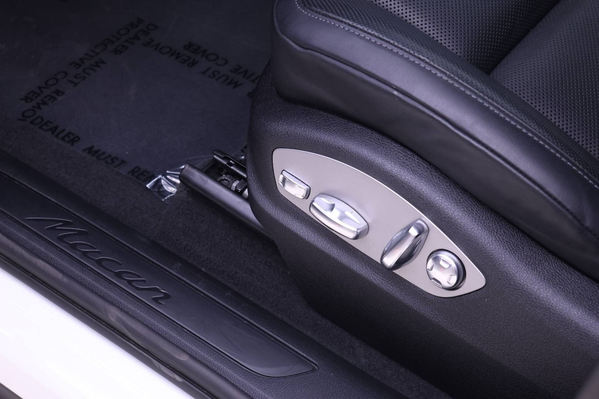 Used 2025 Porsche Macan AWD/4WD image 23