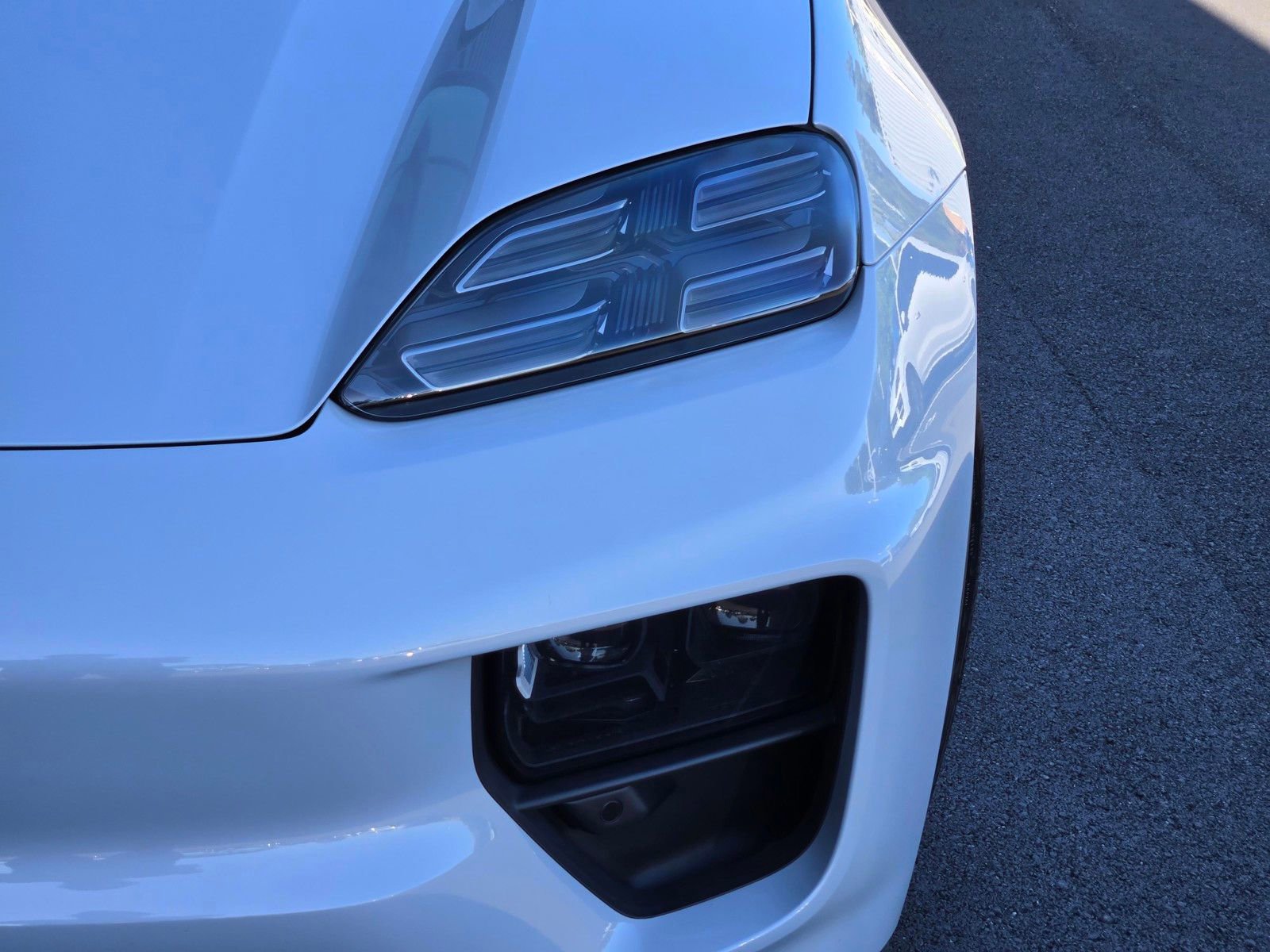 Certified 2025 Porsche Macan 4 Electric AWD/4WD image 12