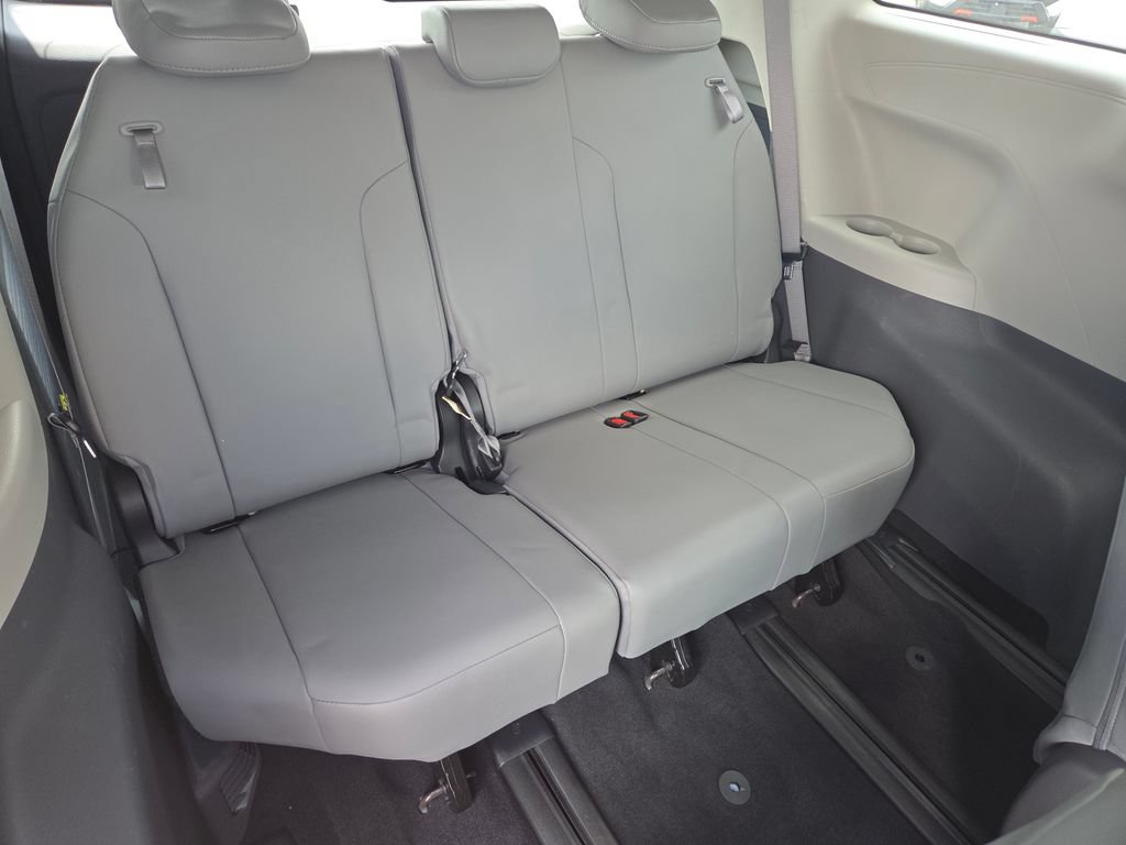 Used 2021 Toyota Sienna XLE FWD image 31
