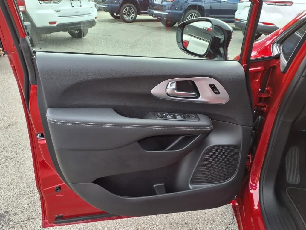 New 2026 Chrysler Pacifica Limited w/ S Appearance Package image 9