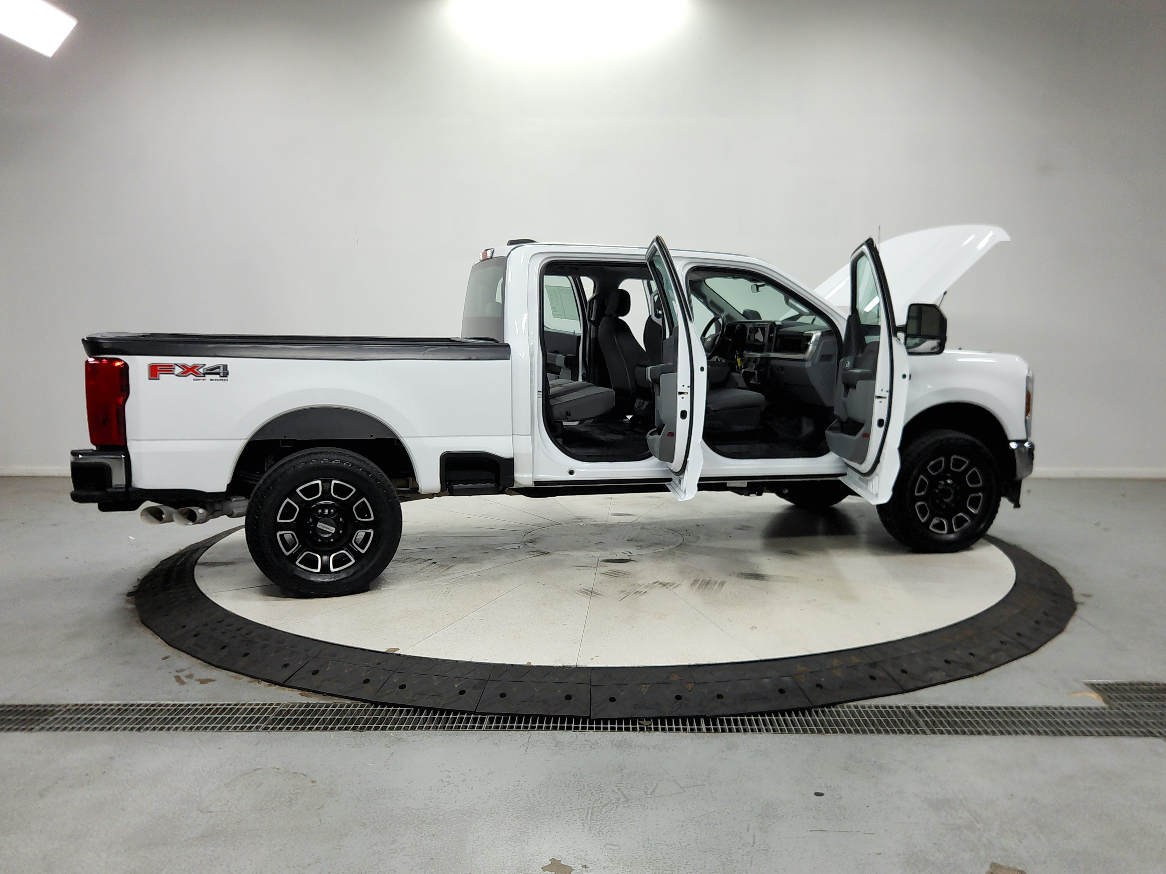 Used 2024 Ford F250 XL w/ FX4 Off-Road Package AWD/4WD image 17