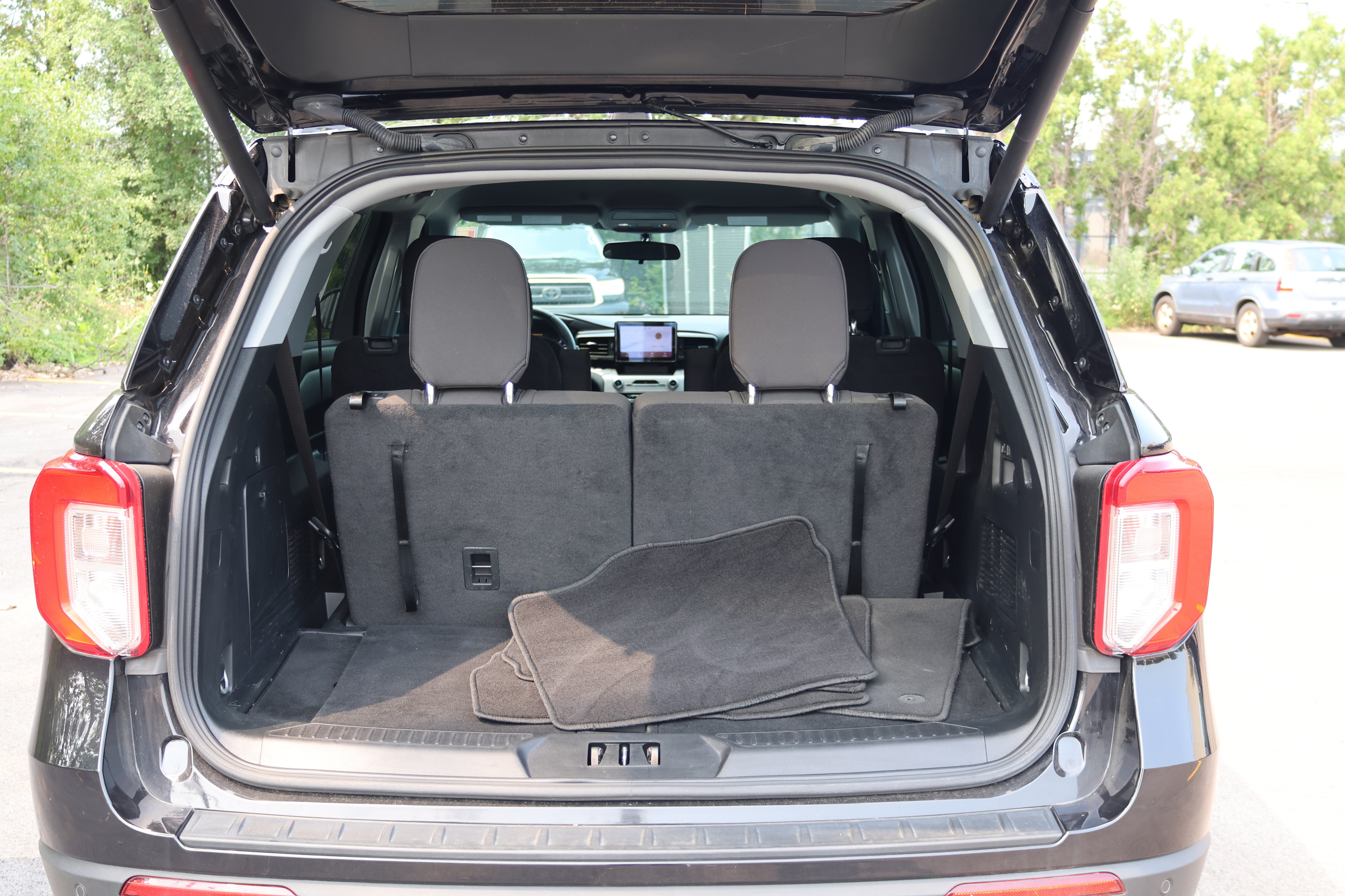 Used 2023 Ford Explorer XLT AWD/4WD image 7
