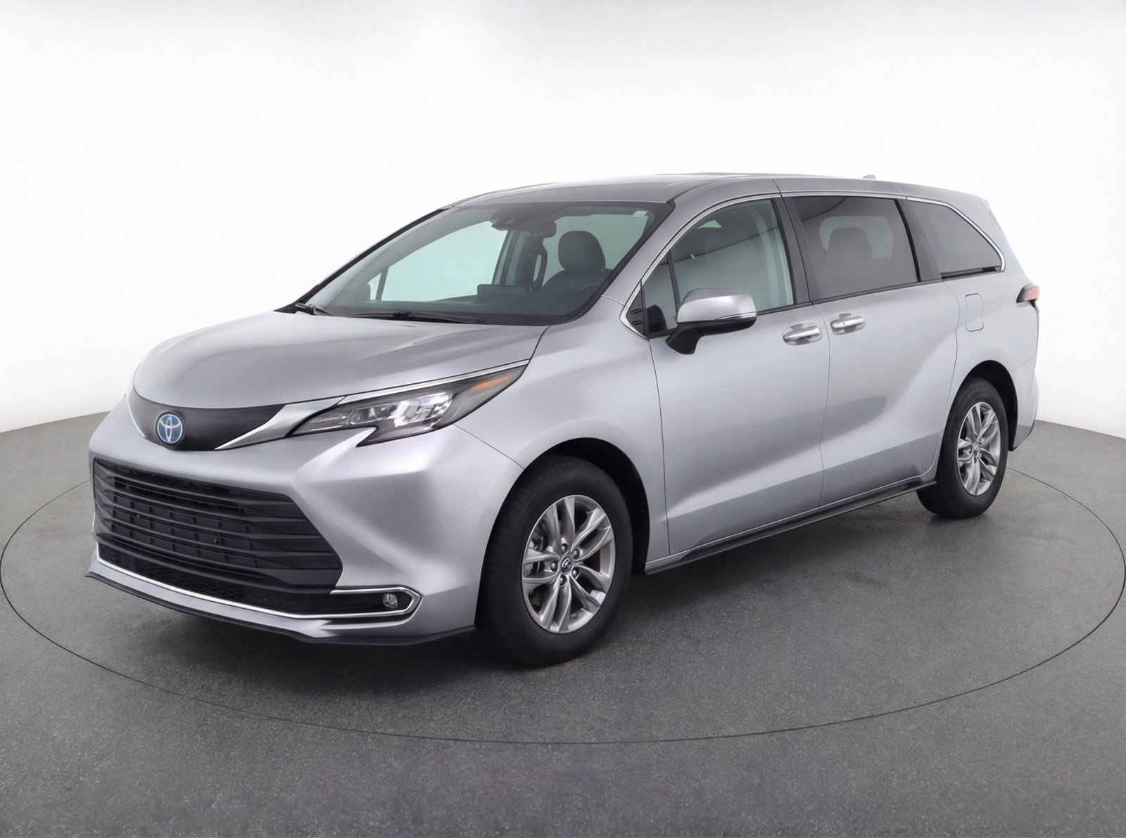 Used 2024 Toyota Sienna XLE image 3
