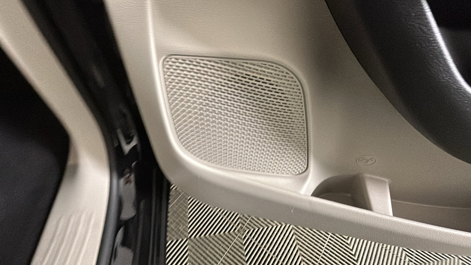 Used 2024 Chrysler Pacifica Touring-L FWD image 34