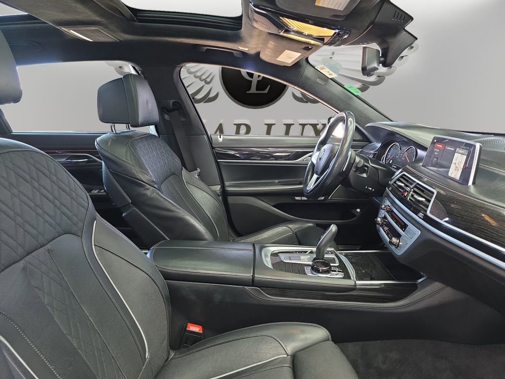 Used 2018 BMW 750i image 14