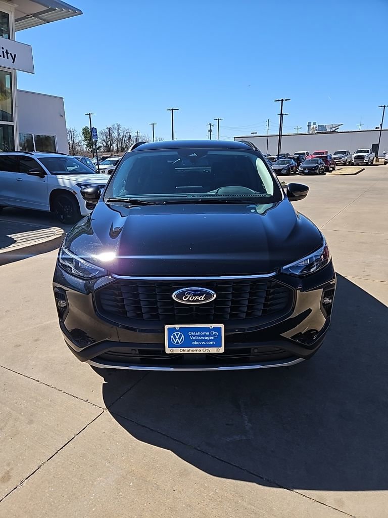 Used 2025 Ford Escape Platinum image 2
