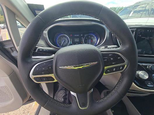 Used 2023 Chrysler Pacifica Touring-L FWD image 11