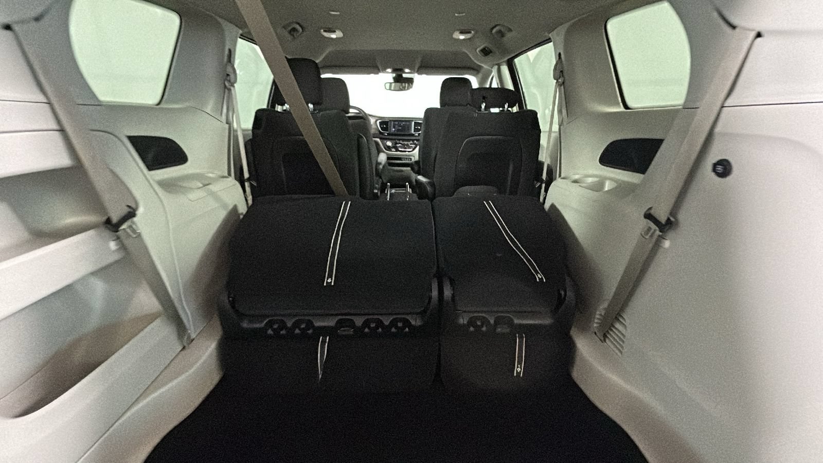 Used 2023 Chrysler Voyager LX FWD image 33