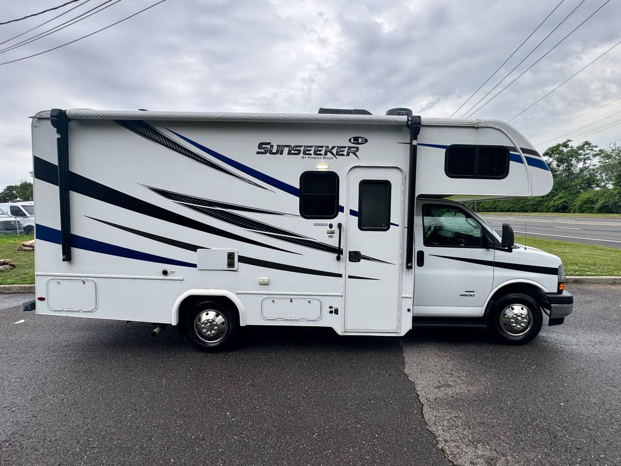 Used 2019 Chevrolet Express 4500 w/ RV Package RWD image 4