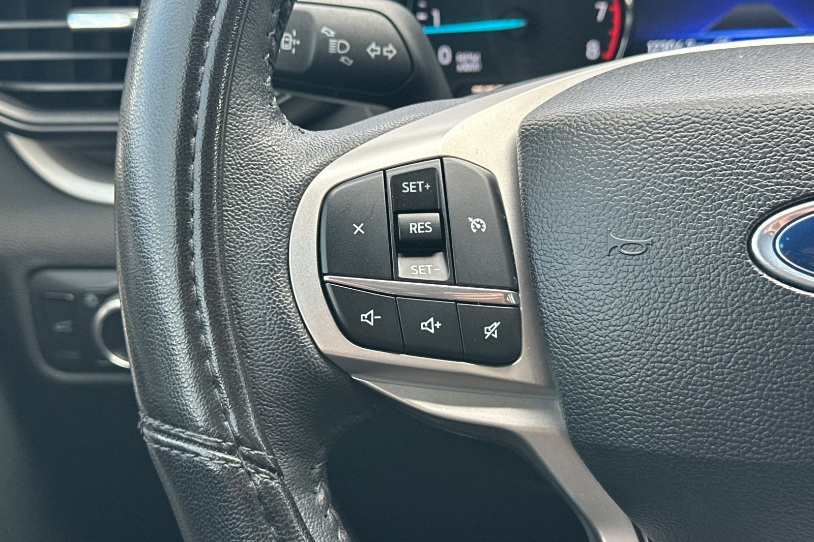 Used 2024 Ford Explorer XLT RWD image 31