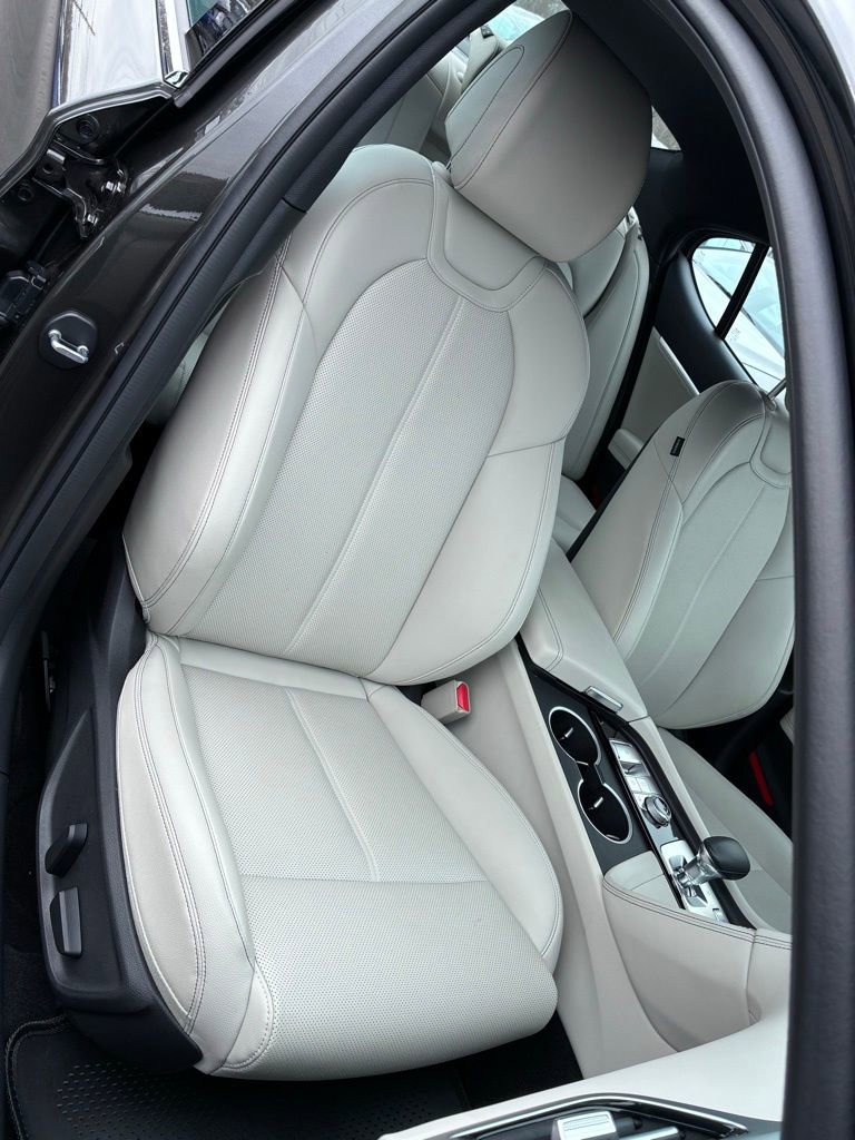 Used 2025 Genesis G70 2.5T image 19