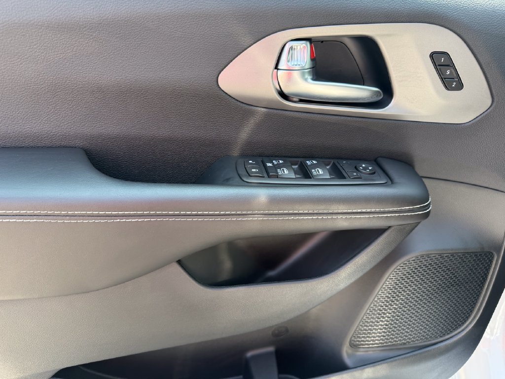 New 2027 Chrysler Pacifica Select FWD image 5