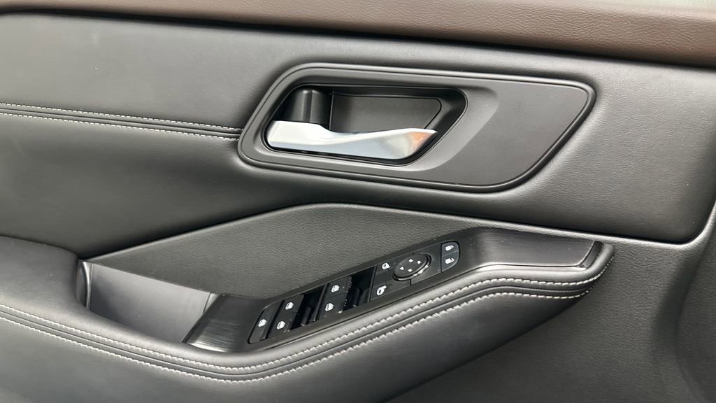 Certified 2022 Nissan Rogue SV w/ SV Premium Package image 17