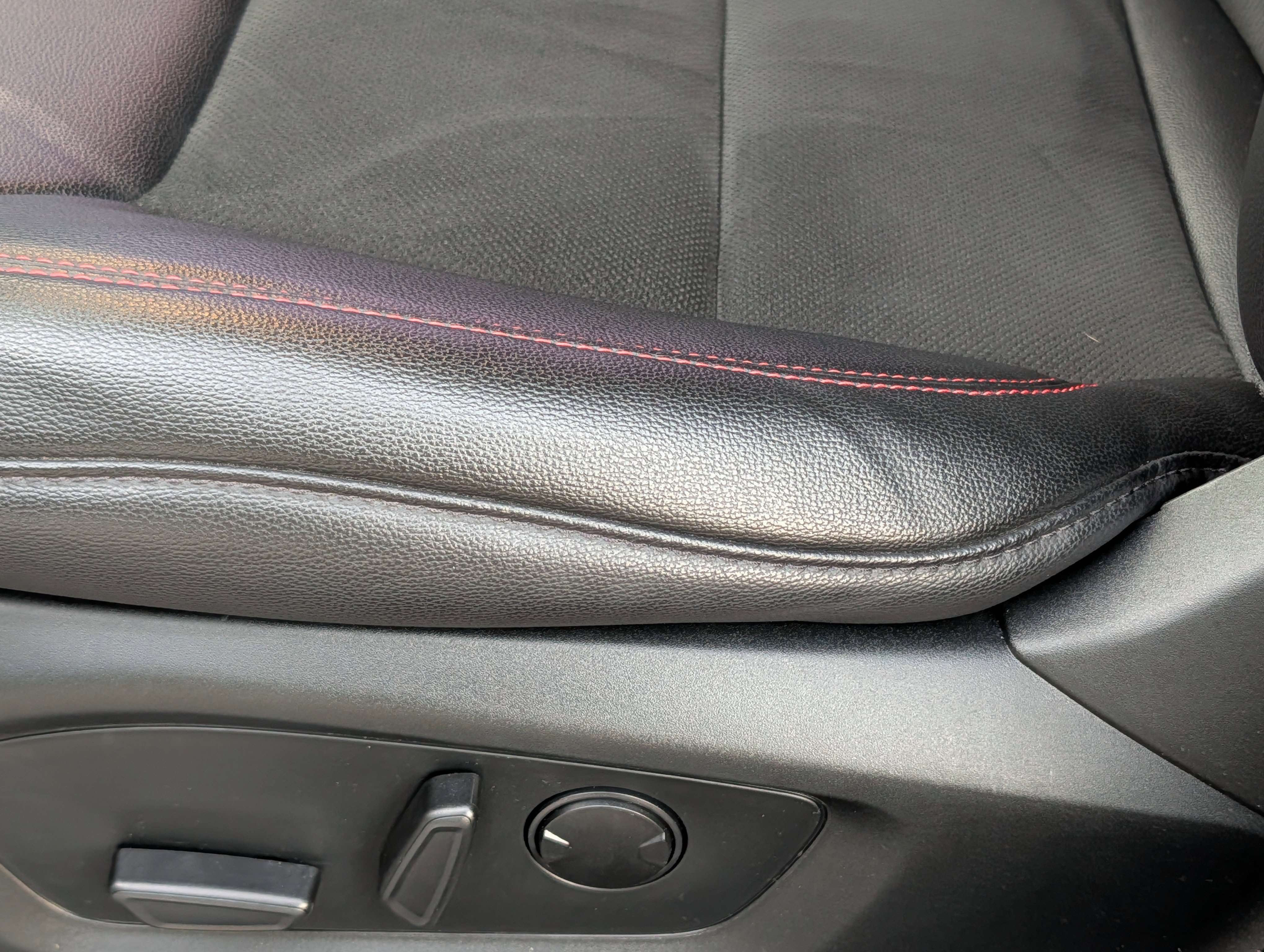 Used 2023 Ford Explorer ST-Line image 11