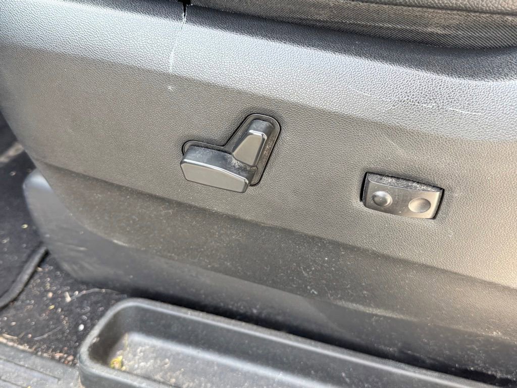 Used 2015 Chrysler Town & Country Touring w/ Driver Convenience Group FWD image 11
