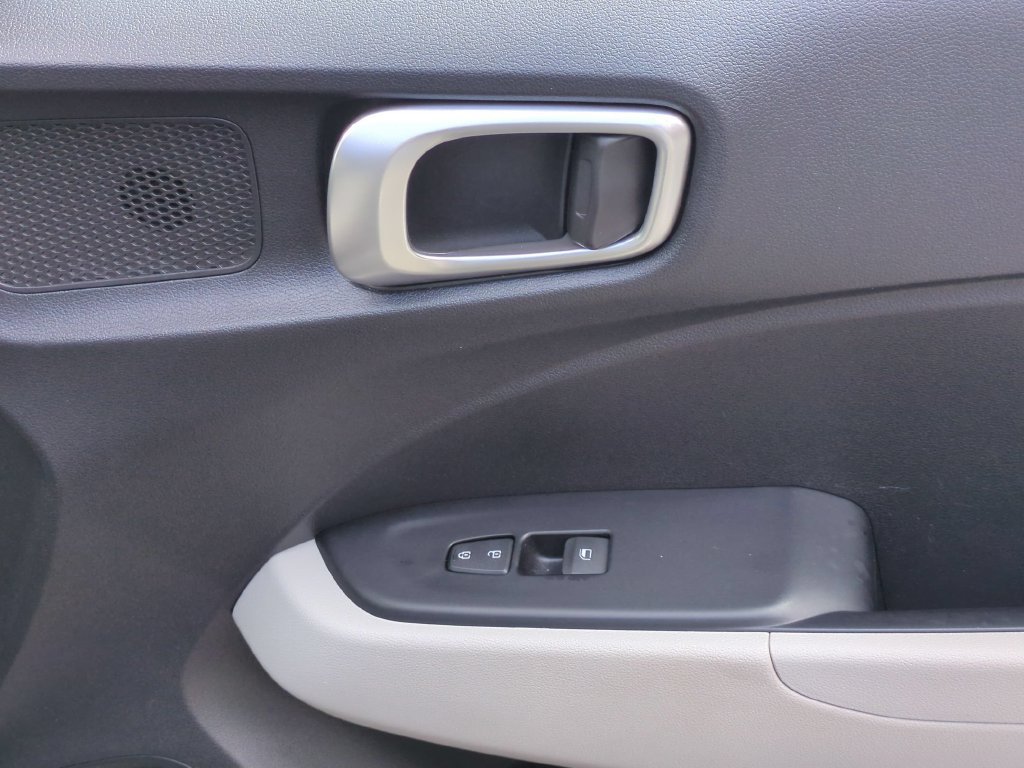 Used 2025 Hyundai Venue SEL FWD image 33