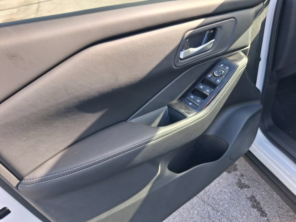 Used 2026 Nissan Rogue SV FWD image 18