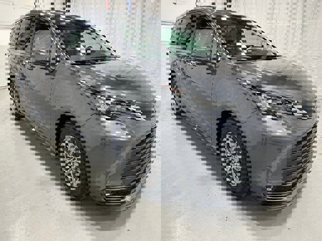 Used 2025 Toyota Sienna XLE image 1