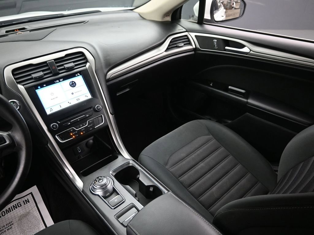 Used 2017 Ford Fusion SE w/ Fusion SE Technology Package image 14