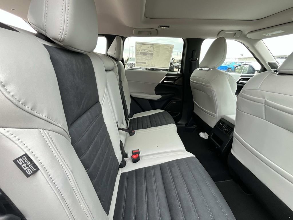 New 2026 Mitsubishi Outlander SE image 16