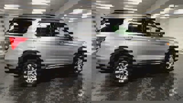 Used 2022 Ford Explorer XLT w/ Equipment Group 202A image 9