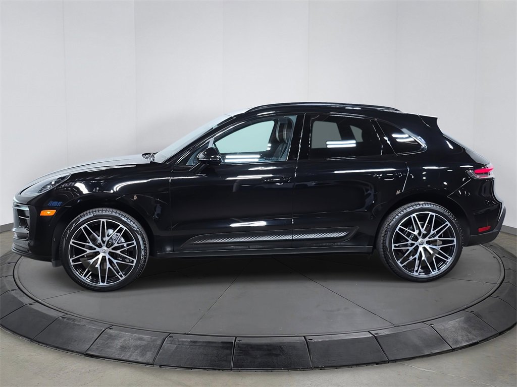 Used 2023 Porsche Macan image 2