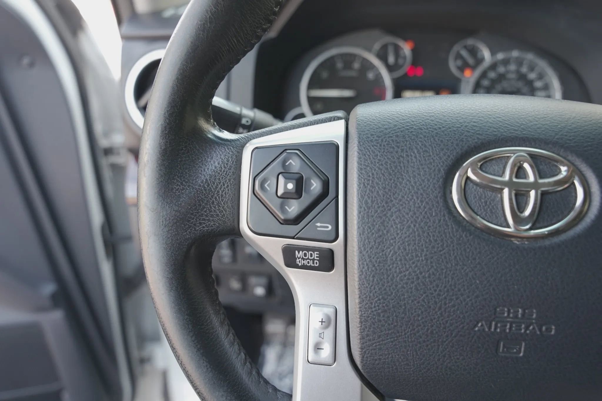 Used 2014 Toyota Tundra Limited w/ Limited Premium Package image 18