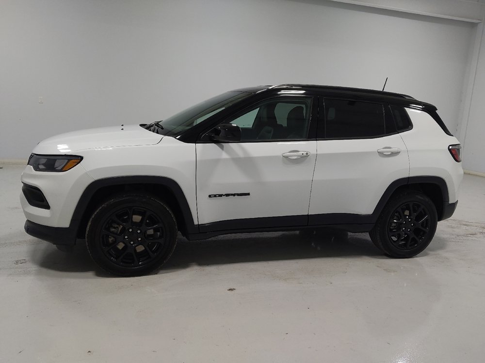 Used 2023 Jeep Compass Latitude w/ Convenience Group AWD/4WD image 2