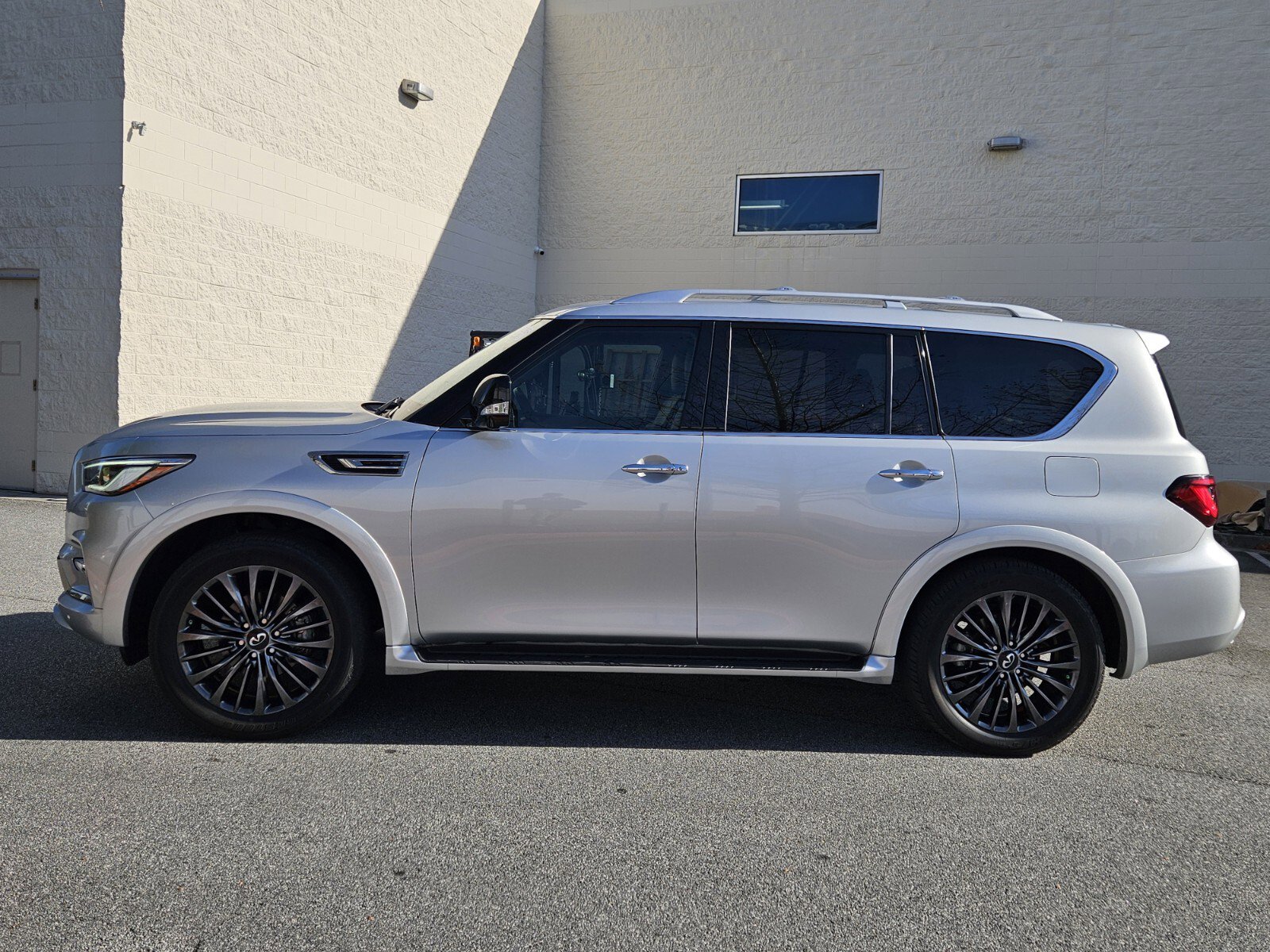 Used 2023 INFINITI QX80 Premium Select w/ All-Season Package image 2