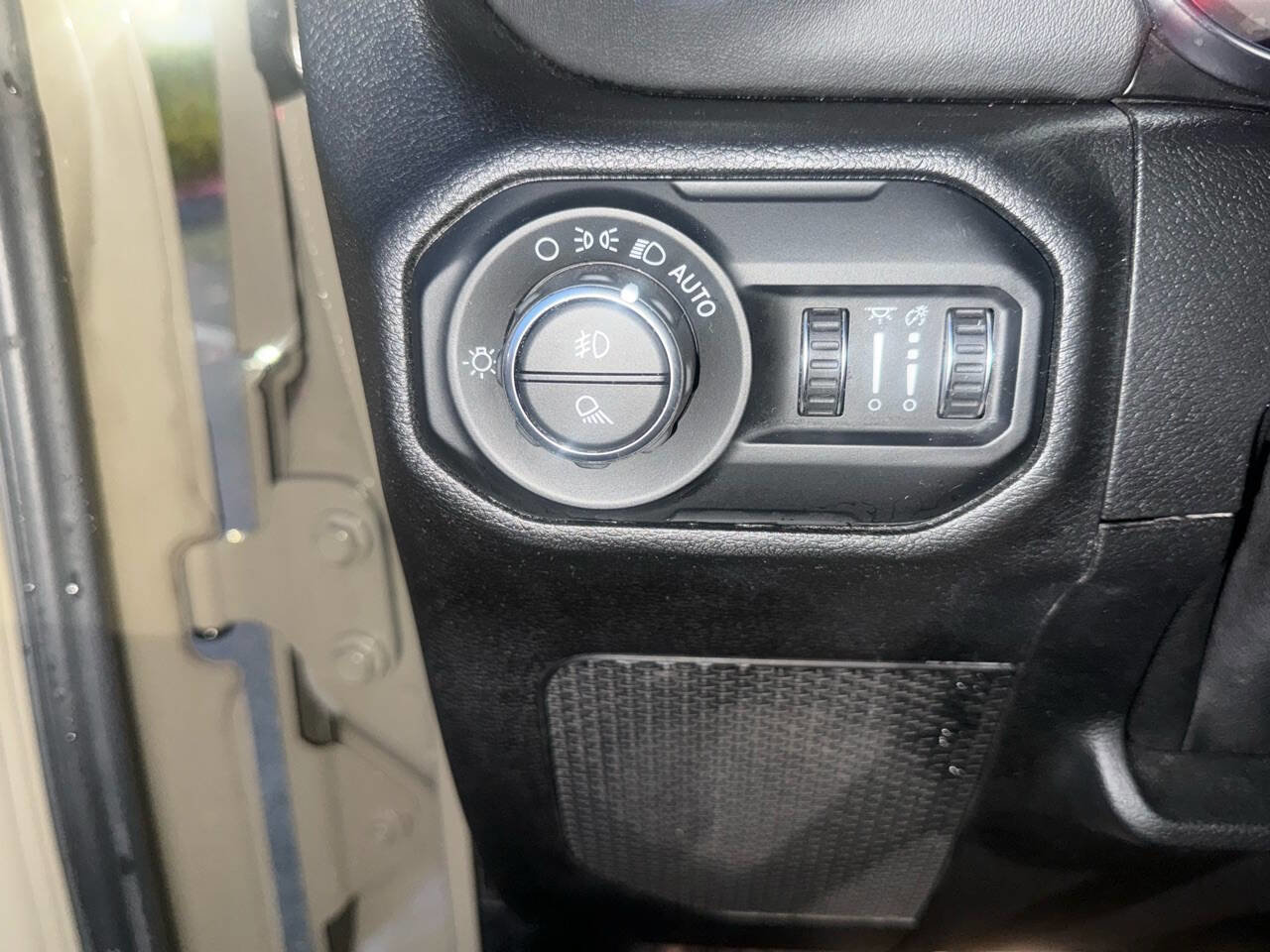 Used 2020 Jeep Gladiator Overland w/ Cold Weather Group AWD/4WD image 37