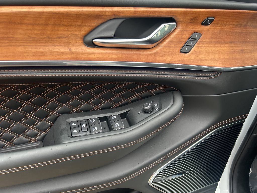 New 2025 Jeep Grand Cherokee Summit image 13