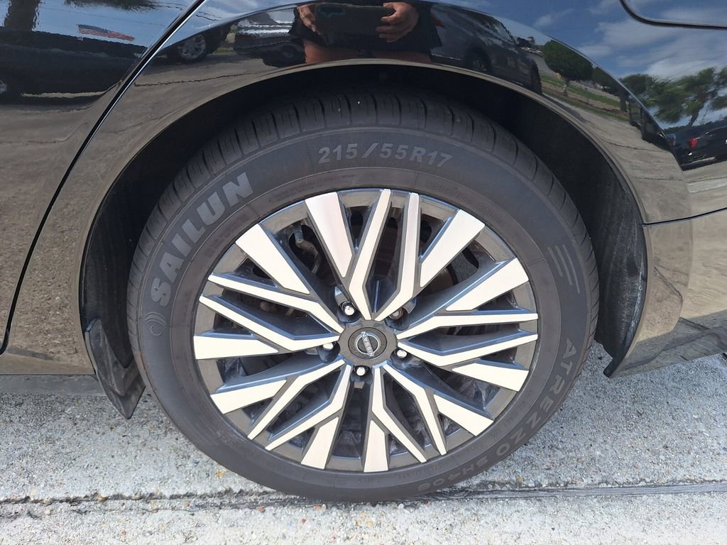 Used 2024 Nissan Altima 2.5 SV FWD image 24
