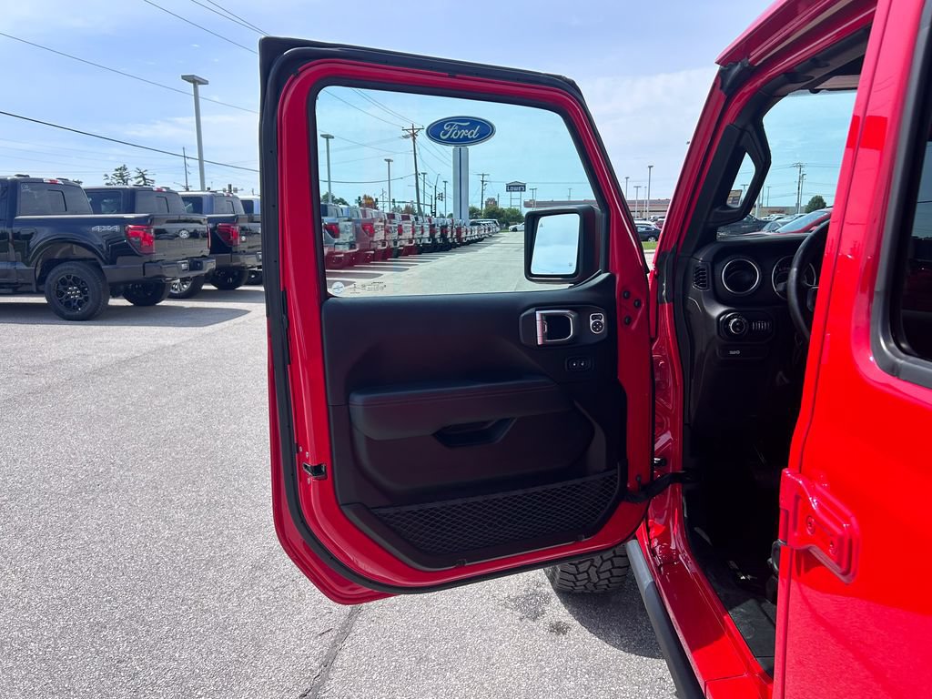 Used 2020 Jeep Gladiator Rubicon w/ Advanced Safety Group AWD/4WD image 13