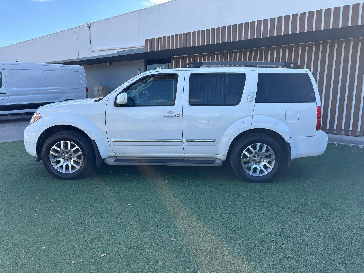 Used 2011 Nissan Pathfinder LE w/ Navigation Pkg AWD/4WD image 5