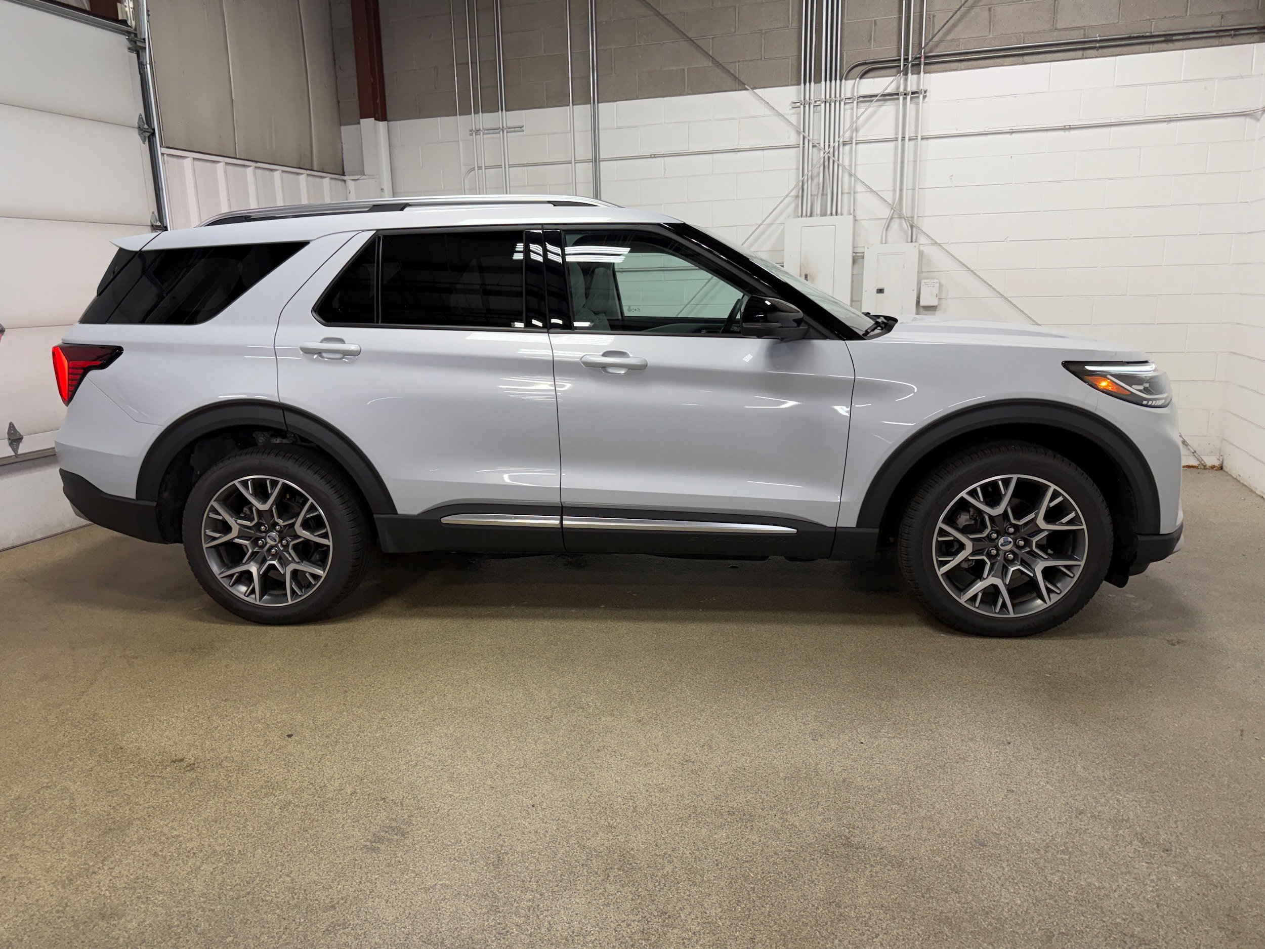 Used 2025 Ford Explorer Platinum w/ Ultimate Package AWD/4WD image 6