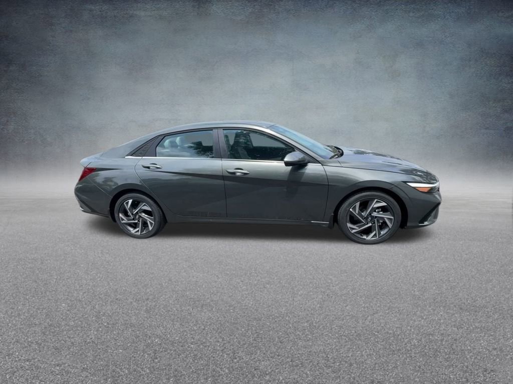 New 2025 Hyundai Elantra Limited image 25