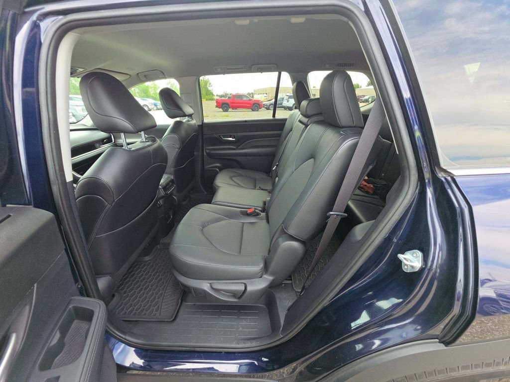 Used 2024 Toyota Grand Highlander AWD image 5
